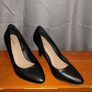 Black pumps